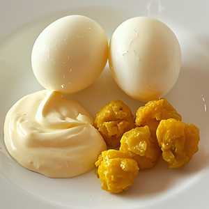 Deux œufs durs servis avec mayonnaise