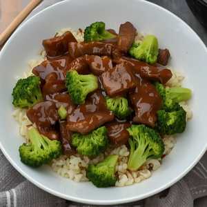 BÔNG CẢI XANH XÀO BÒ hoặc GÀ / Broccoli Beef or Chicken