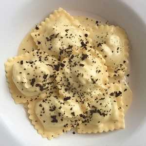 Ravioles maison « Del Plin » au Castelmagno mijotées à la truffe de saison
