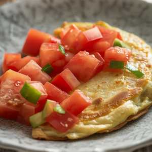 TORTILLA DE CLARA CON PAVO, TOMATE, CEBOLLA Y AJI