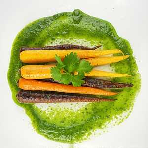 Carottes de couleurs cuites dans la braise, coulis au cresson de fontaine