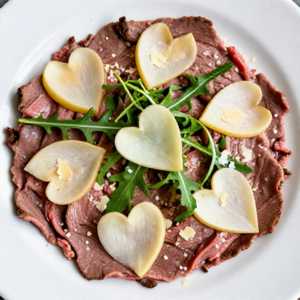 Carpaccio Di Manzo Con Rucola, Cuori Di Palma E Parmigiano