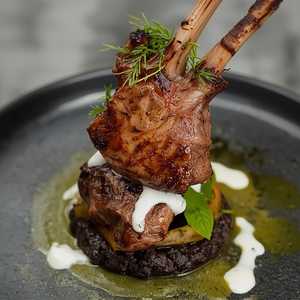 Côtelettes d'agneau, aubergine à la flamme et yaourt aux herbes