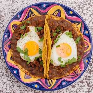 Huevos Enfrijolados