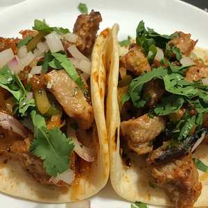 Los Chismosos (2 Tacos)