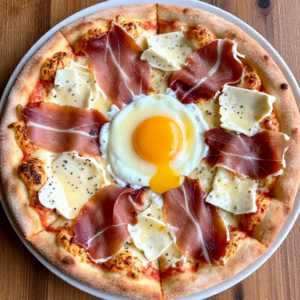 Pizza con Uova e Pancetta Affumicata
