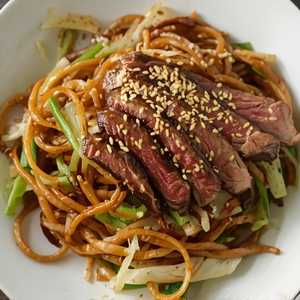Yakisoba Steak Bowl & Salad