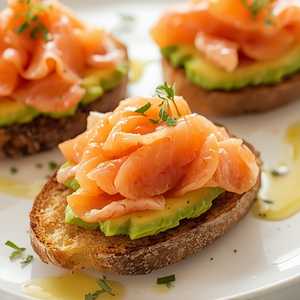 Crab & Smoked Salmon con crostini*