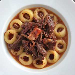 Calamarata de blé dur torréfié, épaule de bison confite au vin rouge