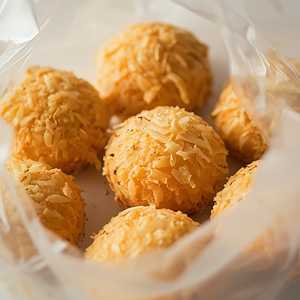 Coconut macaroons – bag of 6