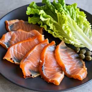 Carpaccio di Salmone Affumicato con Romana e Capperi
