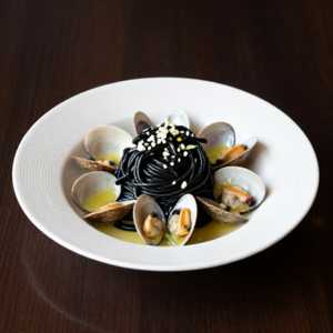 Spaghetti Al Nero Con Vongole Veraci