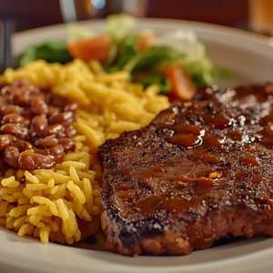 Arroz Guisado, Habichuelas, Bistec y Ensalada