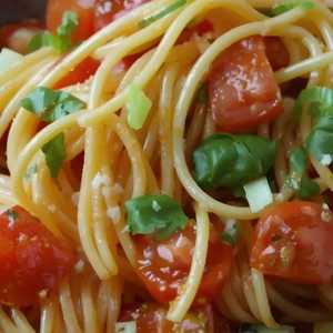 Cappellini Garlic & Olive Oil, Fresh Tomatoes & Basil
