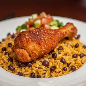 Arroz Guisado, Habichuelas, Muslo de Pollo Frito y Ensalada