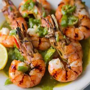 Gambas Black Tiger et tomatillo grillé, citron jaune et jalapeño