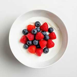 Low-Fat Greek Yogurt with Fresh Berries