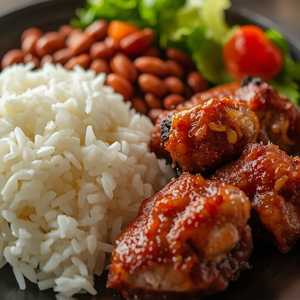 Arroz Blanco, Habichuelas, Carne Frito o Pernil y Ensalada