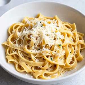 1/2 Fettuccine Alfredo