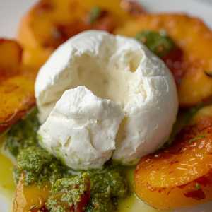 Burrata locale, pêches rôties au vinaigre de Xérès, pesto menthe et basilic