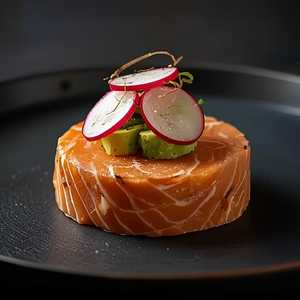 SALMON TARTARE*