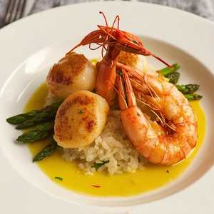 Jumbo Scallops and Camarones