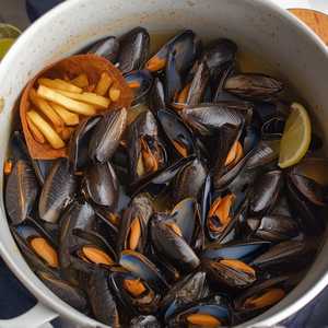 PEI Steamed Mussels, Frites