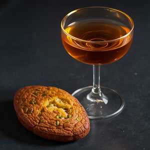 Pistachio-mandarin biscottini with a glass of Cardamaro amaro
