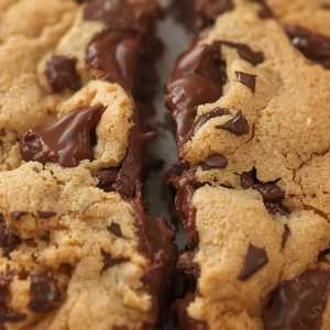 BIG CHOCOLATE CHUNK COOKIE