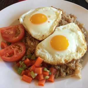Sinangag (Garlic Rice) + Itlog (Fried Egg)