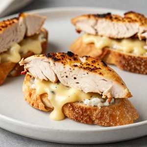Crostini Petto Di Pollo Affumicato e Fontina