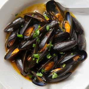 Marinière: garlic, shallots, white wine, lemon juice, parsley