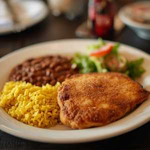 Arroz Guisado, Habichuelas, 1 Chuleta y Ensalada