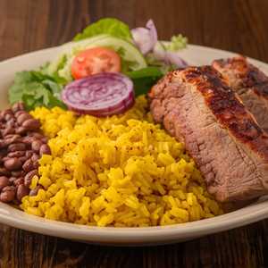 Arroz Guisado, Habichuelas, Carne Frito o Pernil y Ensalada