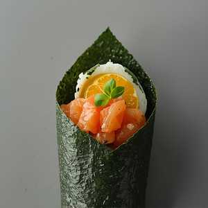 SALMON HAND ROLL